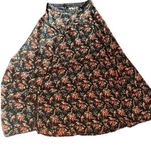 Forever 21 full floral skirt with built in mini skirt lining. Size medium